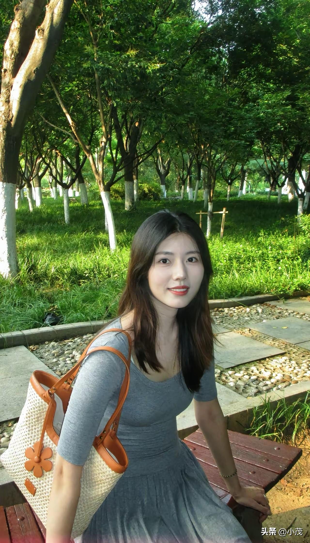 安静温婉的气质，让人一眼就挪不开目光，心底生出许多念想。
远远看着格外心动，可想