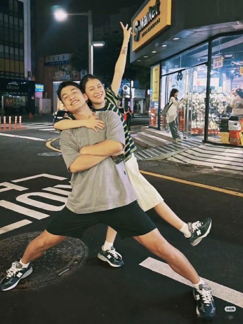 谁说的李嘉格妈妈终于可以拿照片出来给人看了笑死我了哈哈哈李嘉格称跟男友是在朋友聚