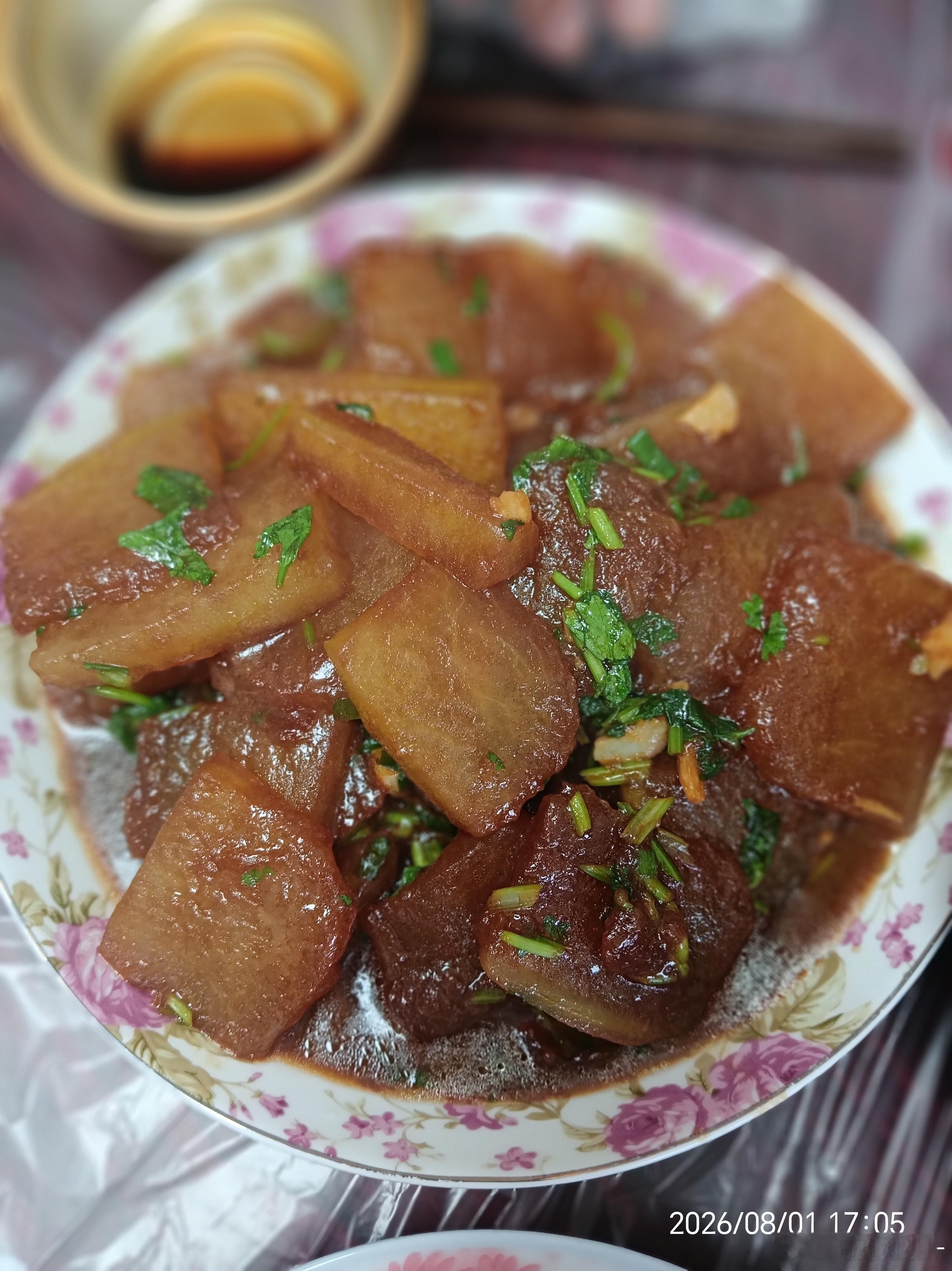简简单单六个菜大丰收、皮冻、猪头肉、冬瓜、炒银鱼、、还有我最爱吃的炒牛肉！ 齐齐