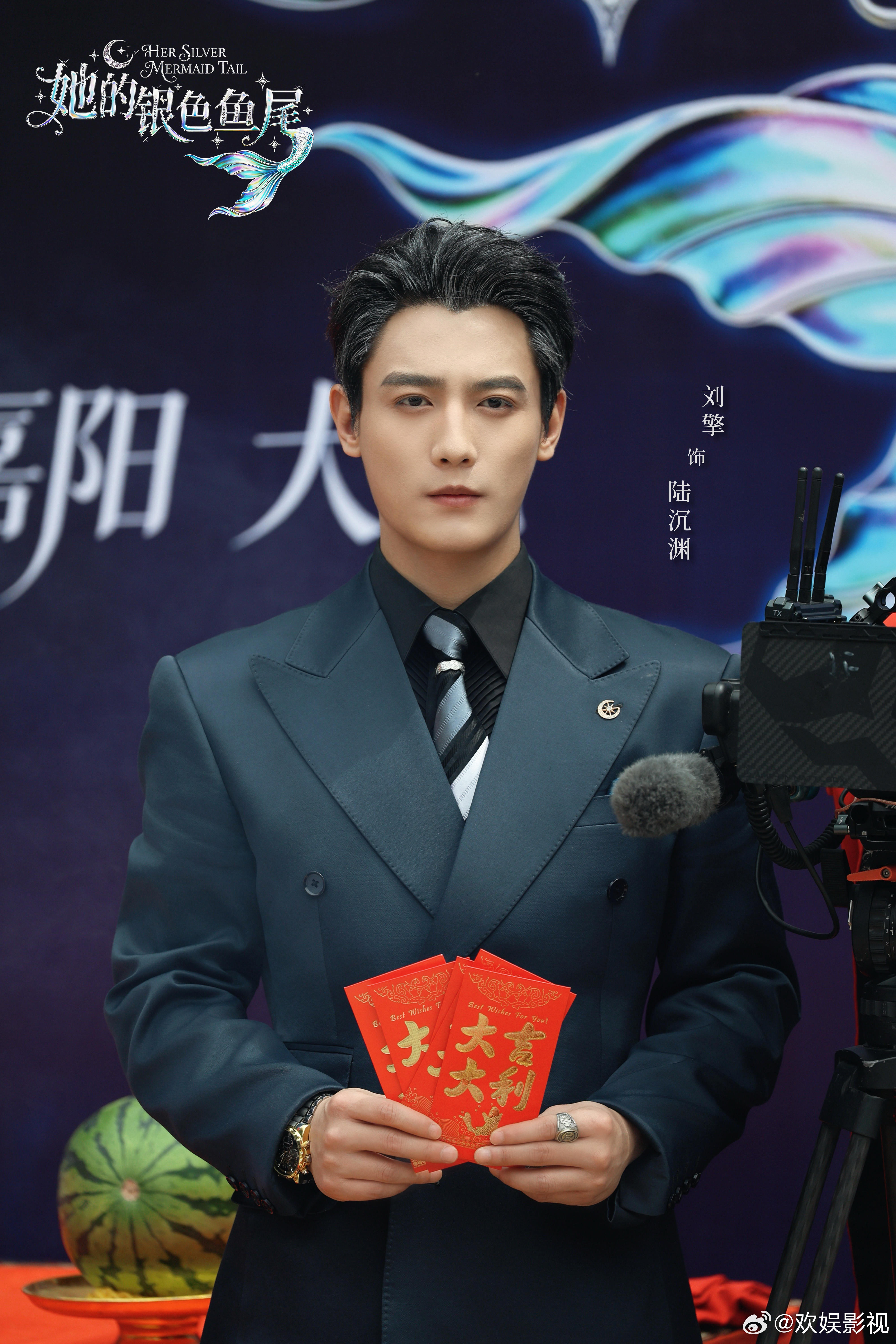 深海惊鸿，一遇倾心。欢娱影视演员主演的剧集《她的银色鱼尾 》开机大吉，敬请期待！