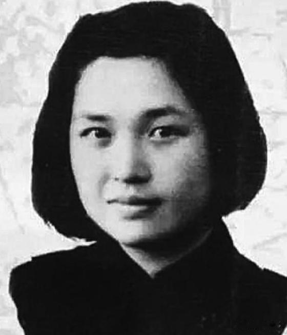 1941年，一个女囚被捕入狱后，监狱长一脸得意，解开衣扣就朝她扑了过去。可是，谁