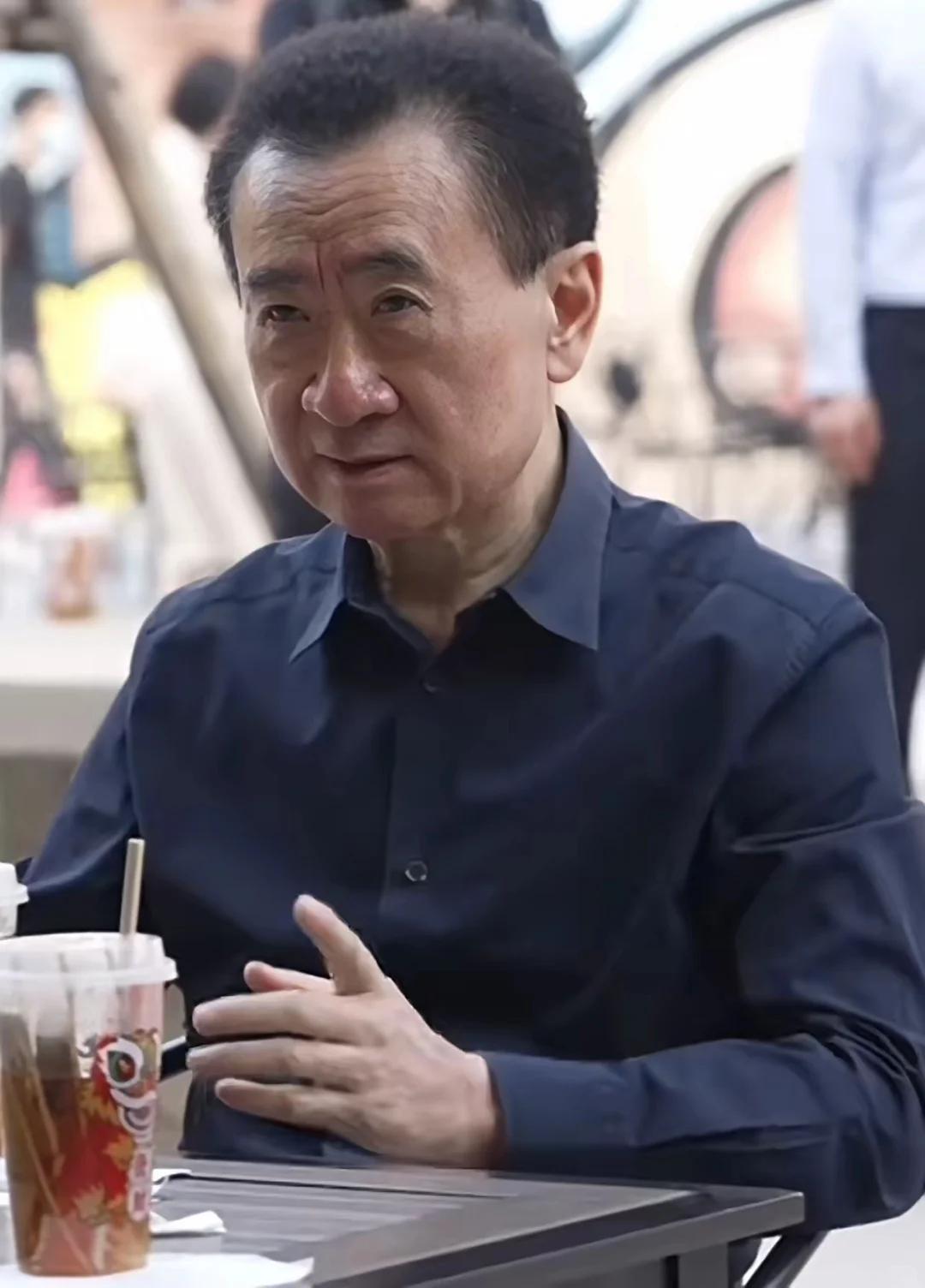 王健林出生于1954年，如今已经72岁了。他曾三次问鼎中国首富，当年那句“先定个