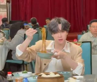 全扬州都在偶遇展轩 扬州最近成“展轩打卡地”了？这位新晋文旅推荐官满城转悠，粉丝