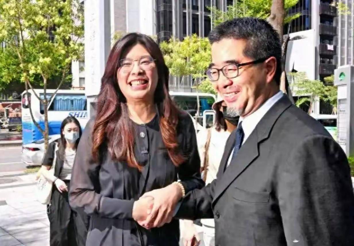 国民党副主席萧旭岑明提“一中两区”概念，称郑丽文的两岸路线与马英九并无不同。 