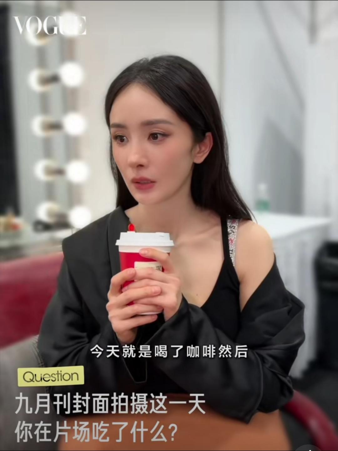 家人们谁扒到VOGUE二十周年大片的幕后了！刚刷到有人敲开杨幂休息室的门，本以为