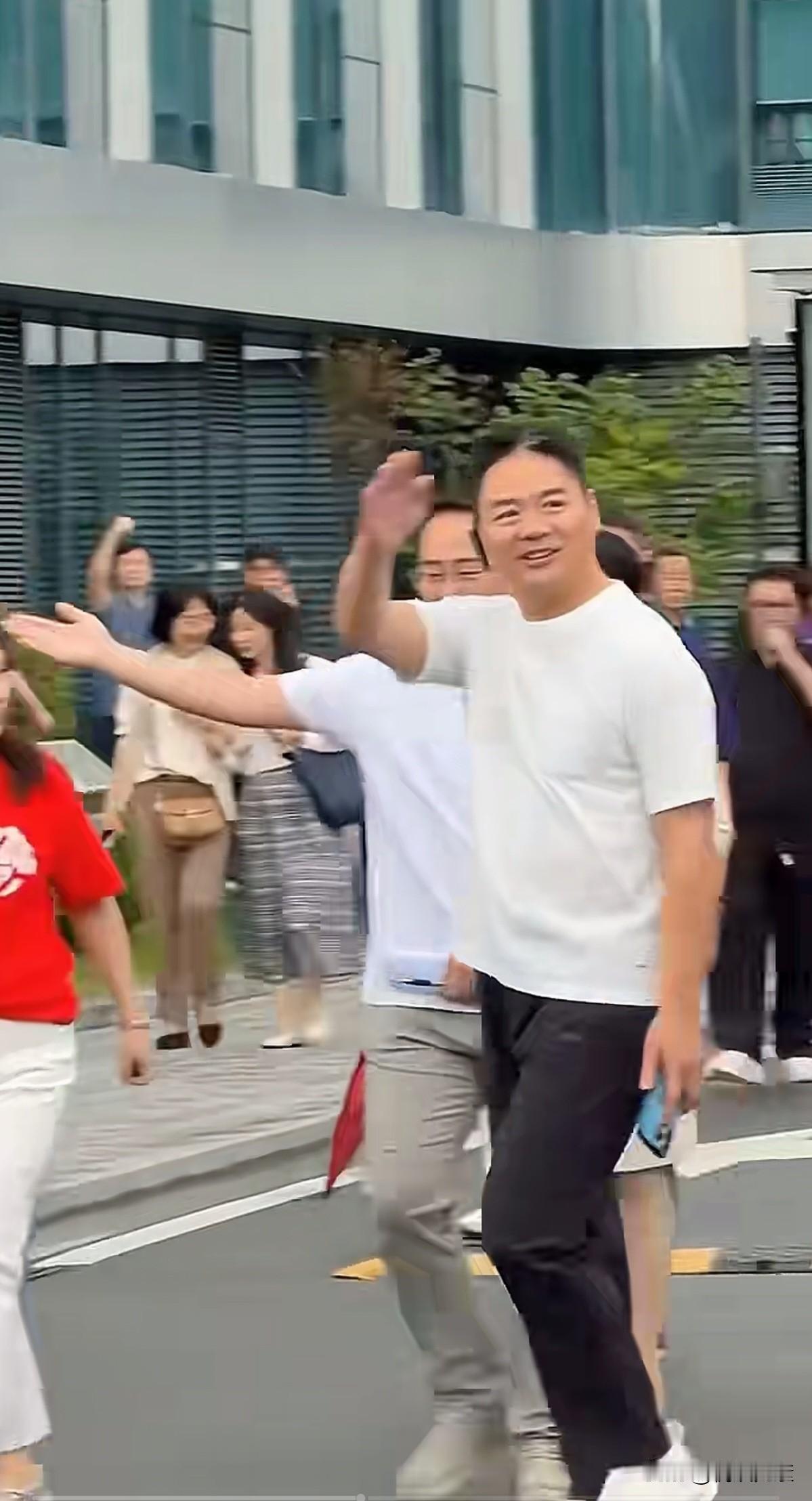 国内顶级富豪中，
真正从农家子弟白手起家的，
只有京东总裁刘强东。
相当于他重建