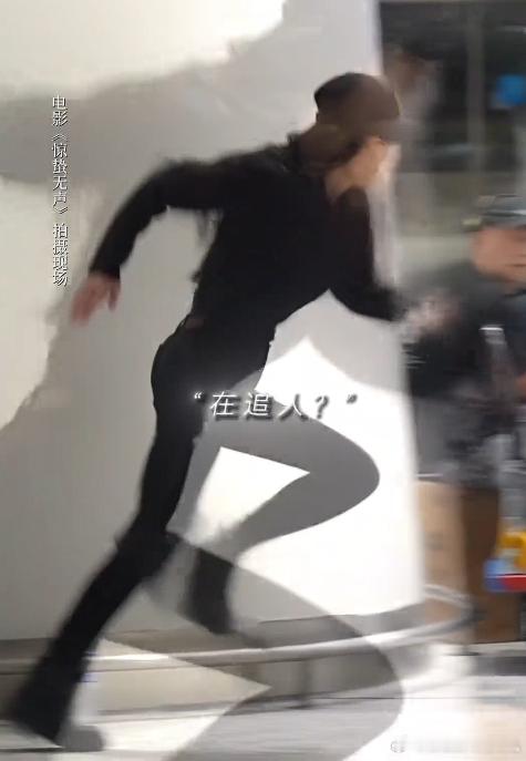 杨幂好长杨幂身穿黑衣深夜奔跑 杨幂好长，杨幂身穿黑衣深夜奔跑，咱就说这个超绝大长