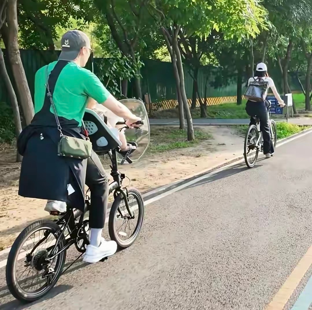 陈伟霆带着孩子，陪何穗骑单车，一家三口很幸福！ 