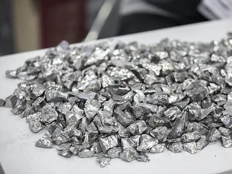 中国又悄悄关上了一扇更要命的门！在稀土还未撕完的时候，中国又加紧了另外一出口，而