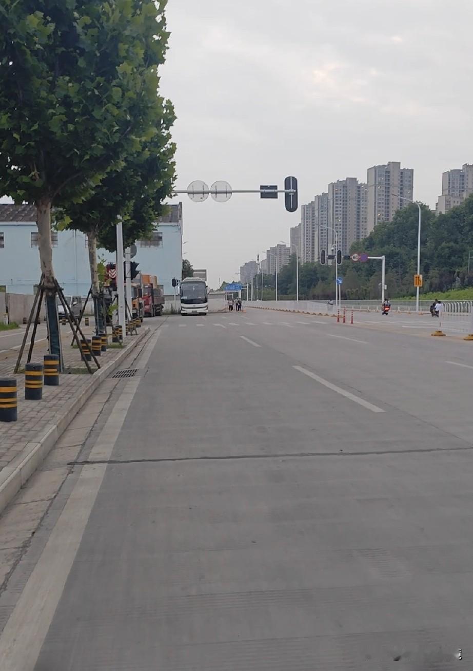 武昌最牛钉子户，市政马路被迫变窄！