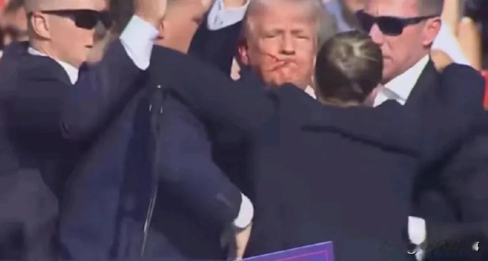 美国这是怎么了？特朗普在演讲时，疑似遭到枪击，这是第几次了？拜某就这么等不及了吗