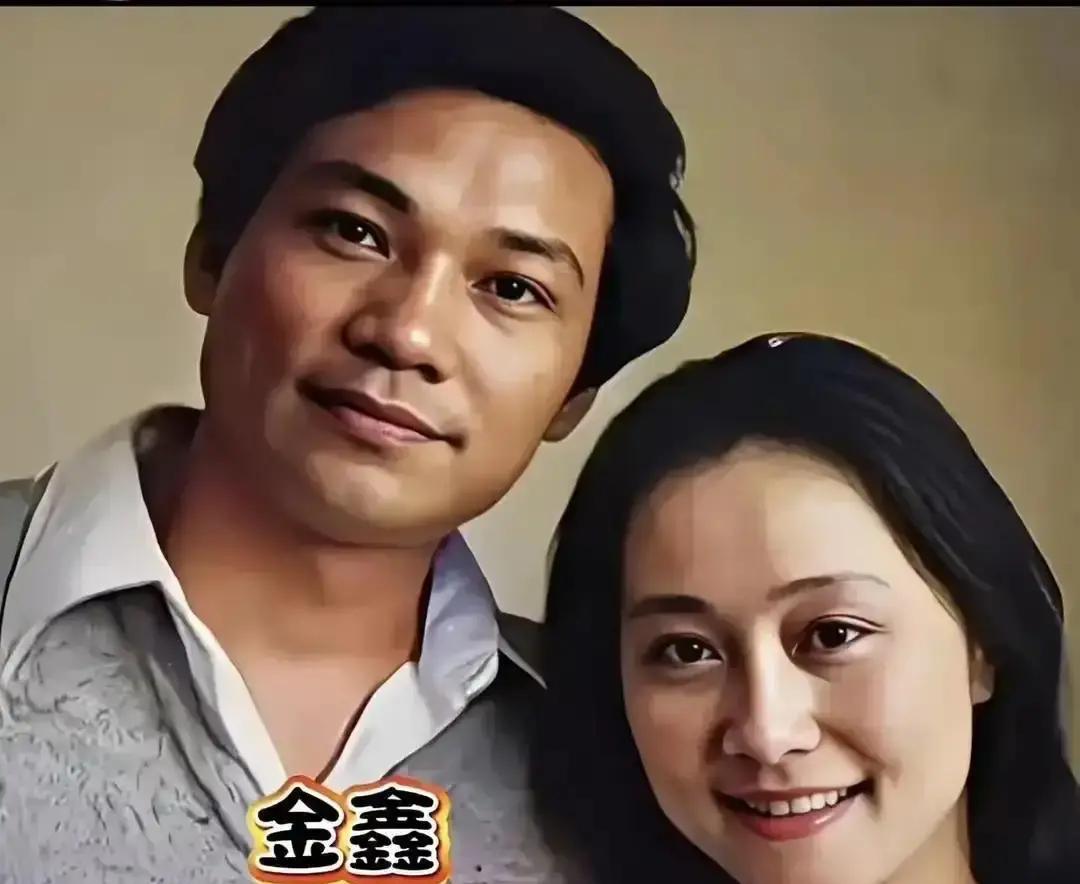 菜市场里，影帝在挑西红柿。
杜宪指着芹菜，陈道明一手拎满塑料袋。
没有保镖，没有