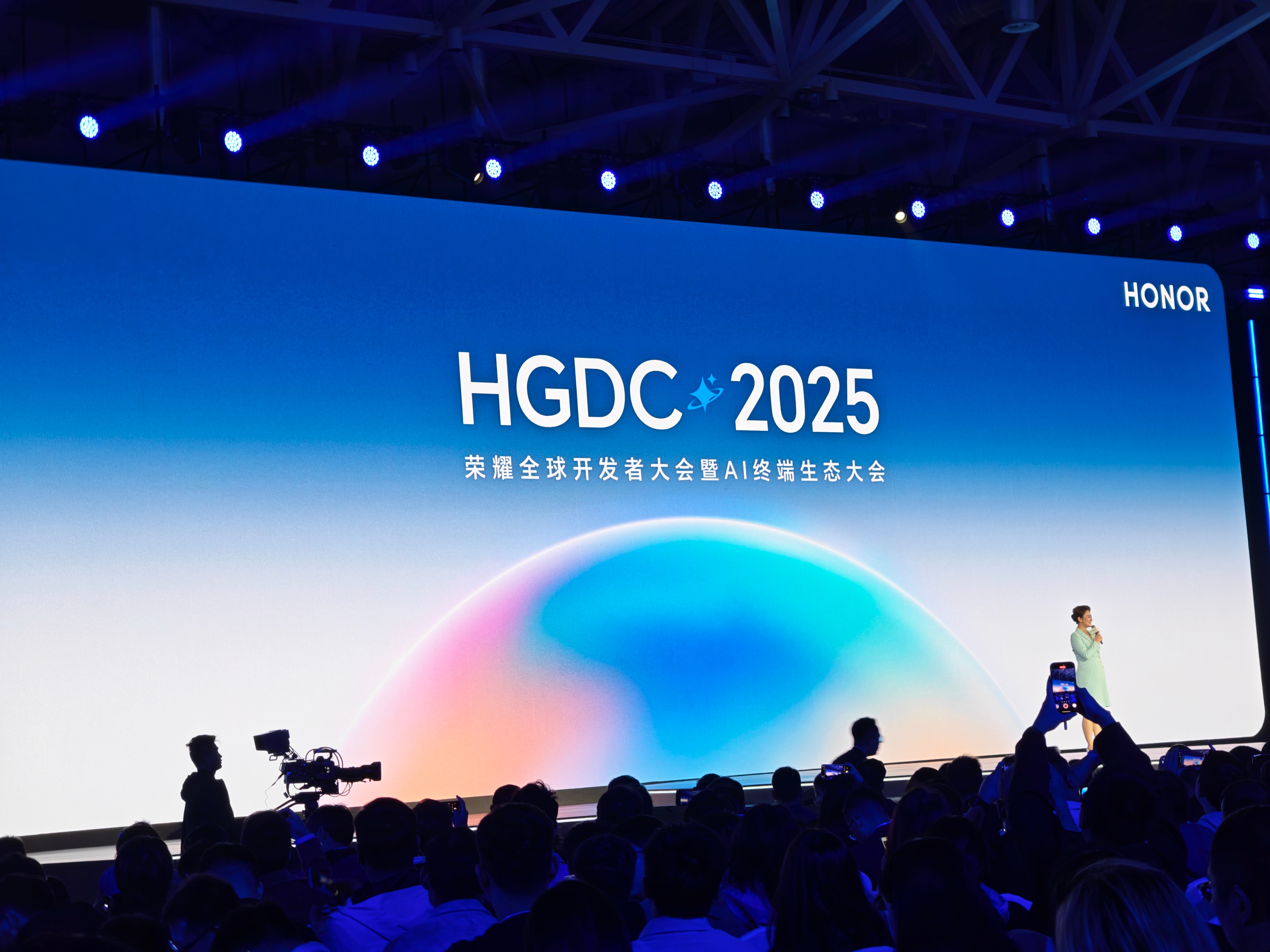 荣耀全球开发者大会2025荣耀AI终端生态大会，今天的荣耀AI场景化生态解决方案