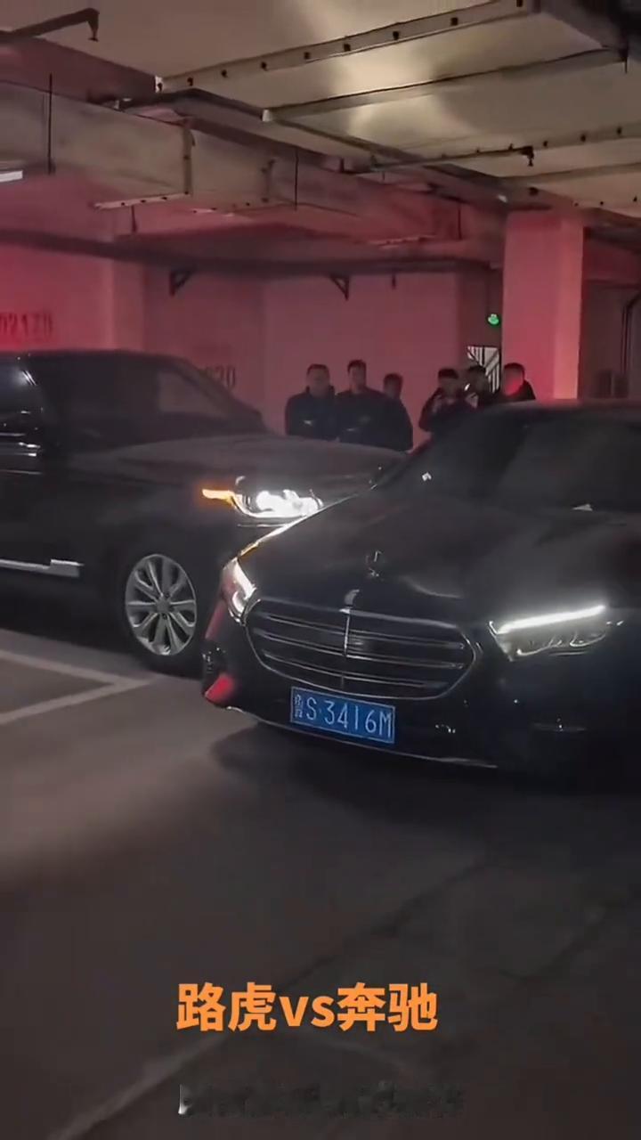 奔驰VS路虎后续来了。
路虎vs奔驰。
有点热。
好说，看到没有？漂亮。
它真硬