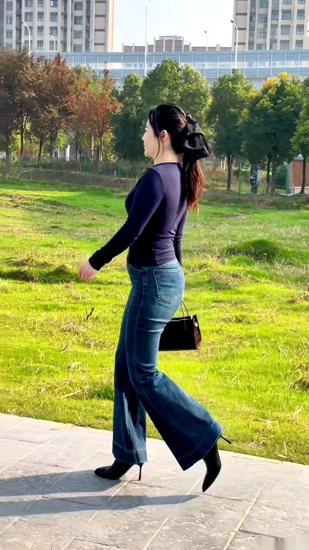 小个子女生，秋冬是不是特别容易怀疑人生？
好不容易买件新大衣，一套上，得，人没了