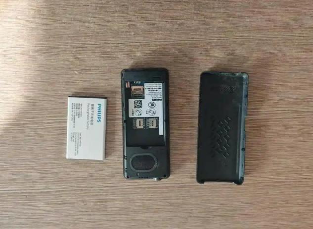 “太恨人了！”山东德州，一位大娘出门倒垃圾时，突然遇到问路找人的，大娘好心把手机