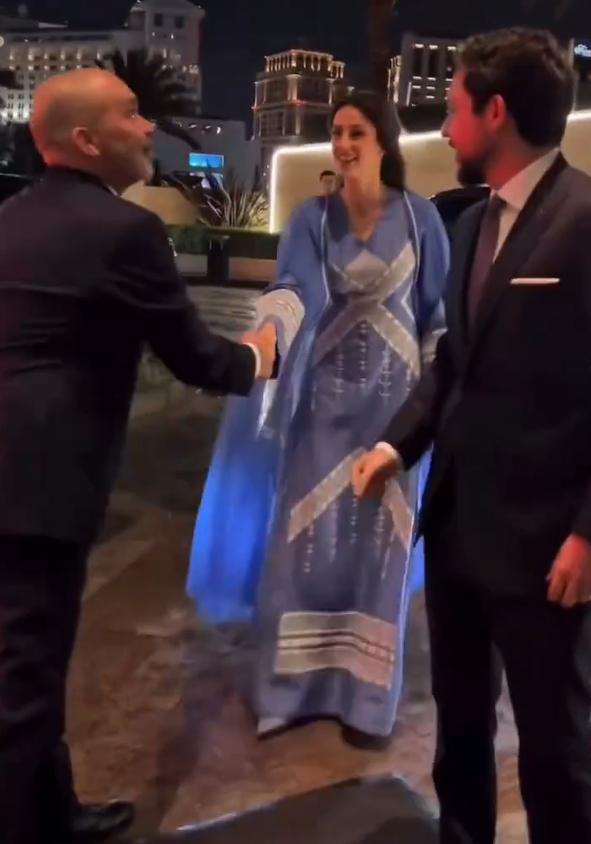 约旦王储携娇妻出席足球协会晚宴[爱慕]
王储妃拉杰瓦穿了色彩清丽的刺绣长裙，
这