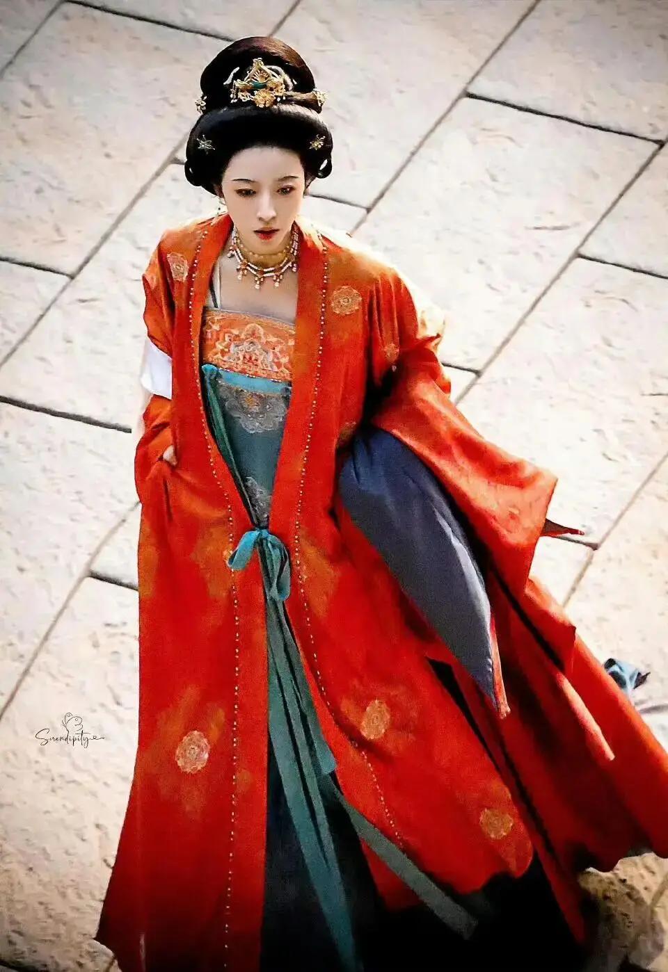 《太平年》刚开播就炸了！
开篇直接拍五代十国“人相食”。
53年换十几位皇帝的乱