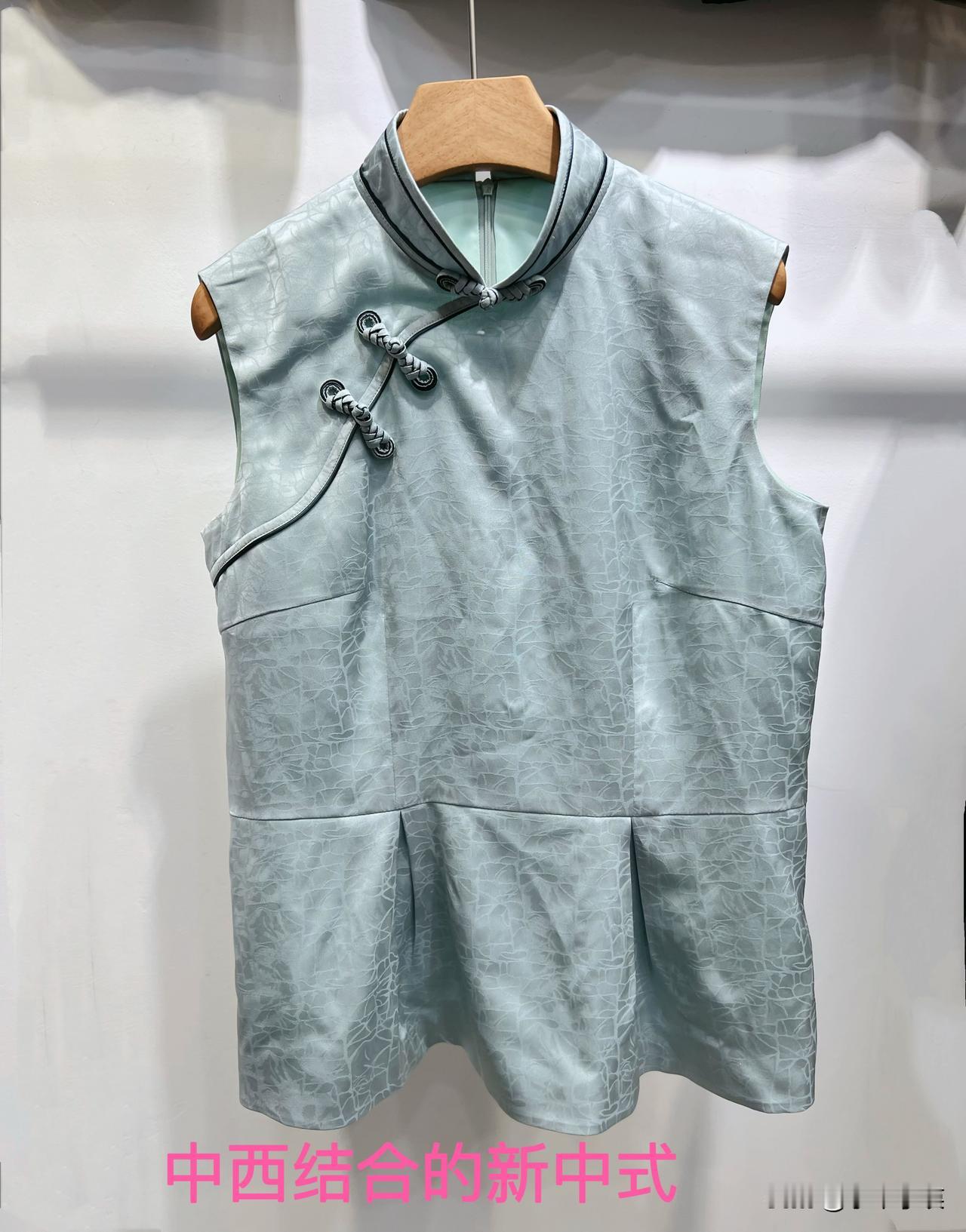 裁缝手记：真丝新中式上衣的“藏腹”设计思路

一位从西安来的客人，带来一块网上买