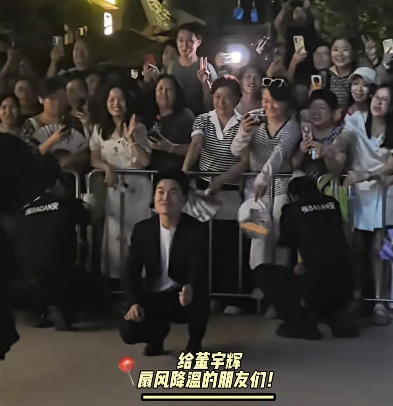 丈母娘对董宇辉的宠爱具象化了！

昨晚董宇辉下播后与丈母娘合影，昨天西安的温度高