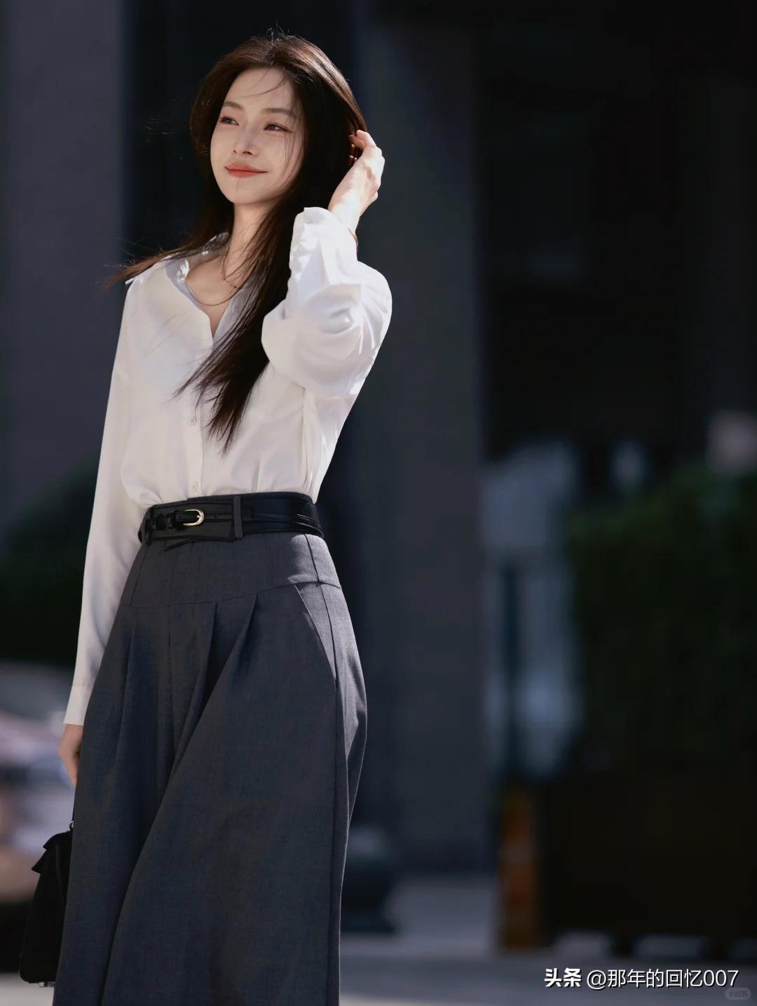 白衬衫配高腰裙，简直是都市女性优雅气质的标配。白衬衫干净纯粹，简约的设计却有着无