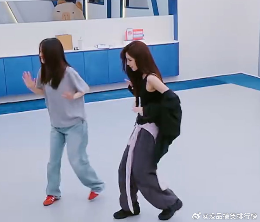 李斯丹妮对delulu的执念乘风2026 全员一起联动跳舞，歌曲出圈度肉眼可见往