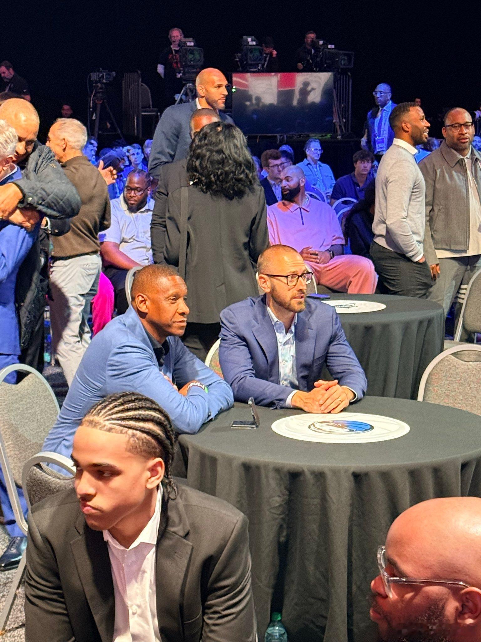 MFFL 静候佳音。骑士1比2活塞哈登关键时刻证明自己科尔与勇士续约两年