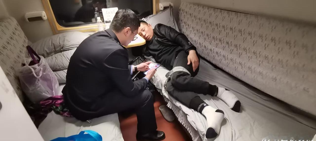 4月2日，由西安客运段宝鸡一 队天津三组担当的T56次列车一位腿部骨折、面露痛苦