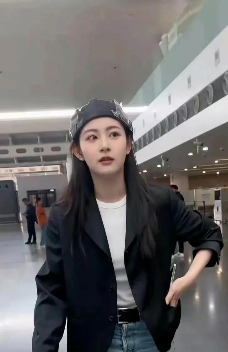 她这么漂亮，这么美，感觉比王思懿年轻时候都美，比刘亦菲颜值还高，简直美的不可方物