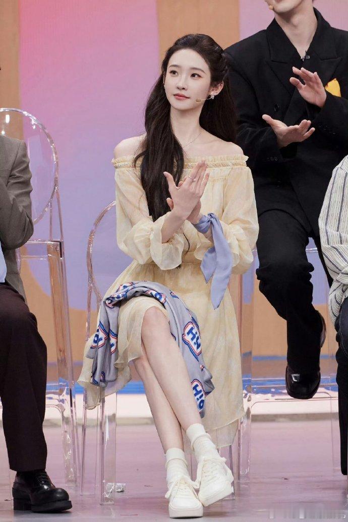 张艺凡把范丞丞肘飞了张艺凡这反应也太接地气了，全程都是最真实的状态，没有刻意表演