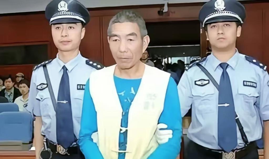 这个人1979年就杀过人，判了死缓，关了19年放出来。
他出狱后，没有社区走访，