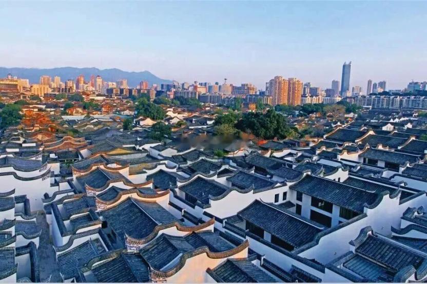 鼓楼区2025年社零总额达1305.2亿元，第三产业增加值达2818.2亿元，均