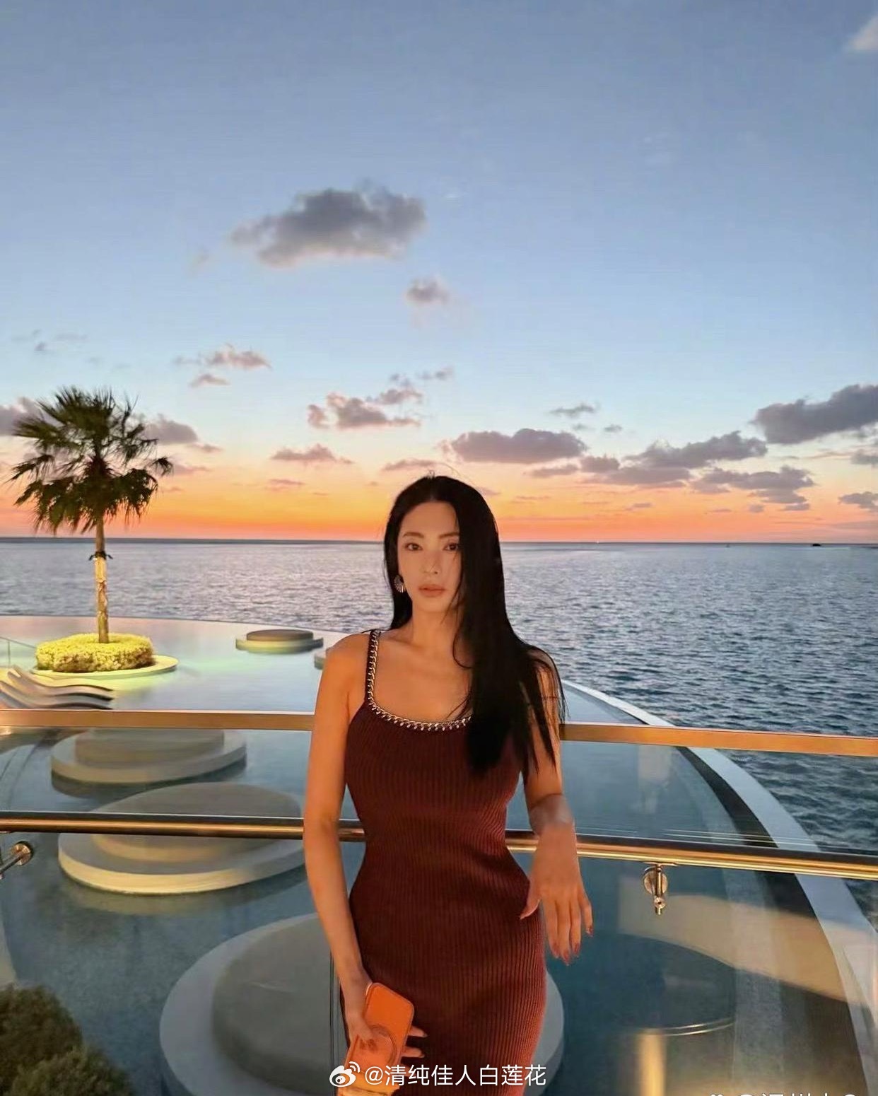 37岁的张雨绮魅力不减当年，都生了两孩子了，身材还是保持得凹凸有致。 