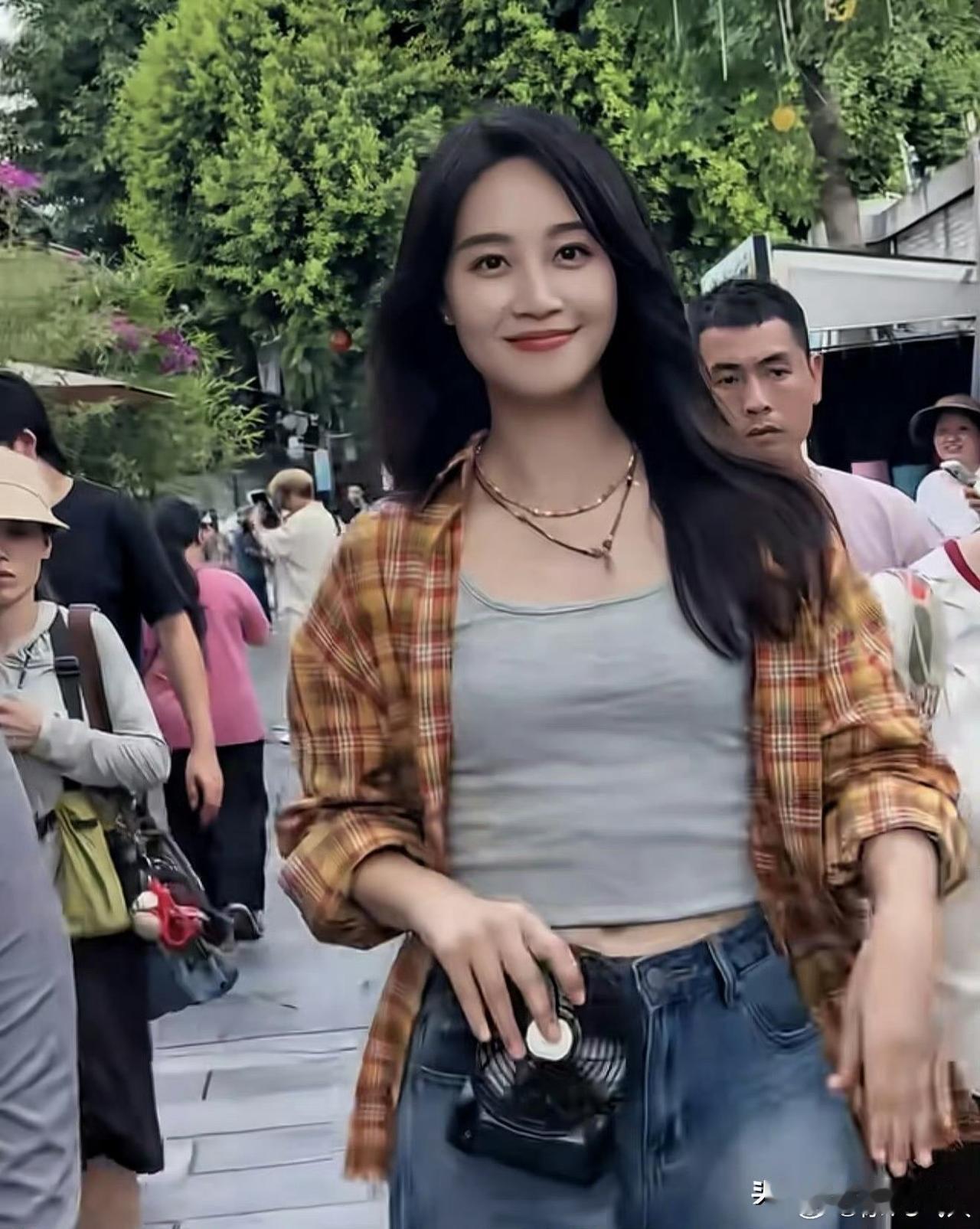 蓝盈莹
是内娱最让我搞不懂的人
她说她会是一个很好的妈妈，一定会生孩子，也会结婚