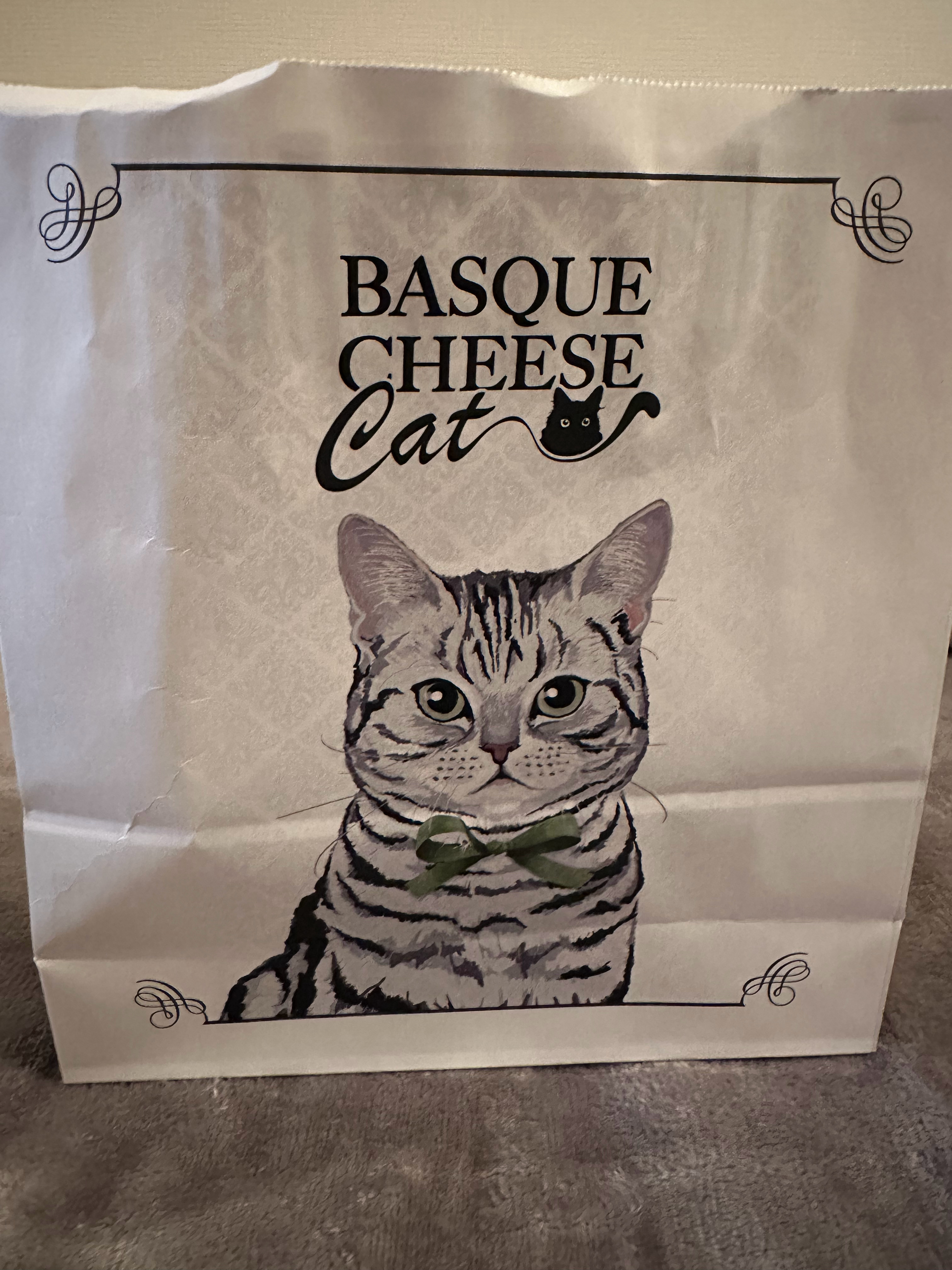 买到了不知道好不好吃，但是包装非常好看的小蛋糕🧁😋 