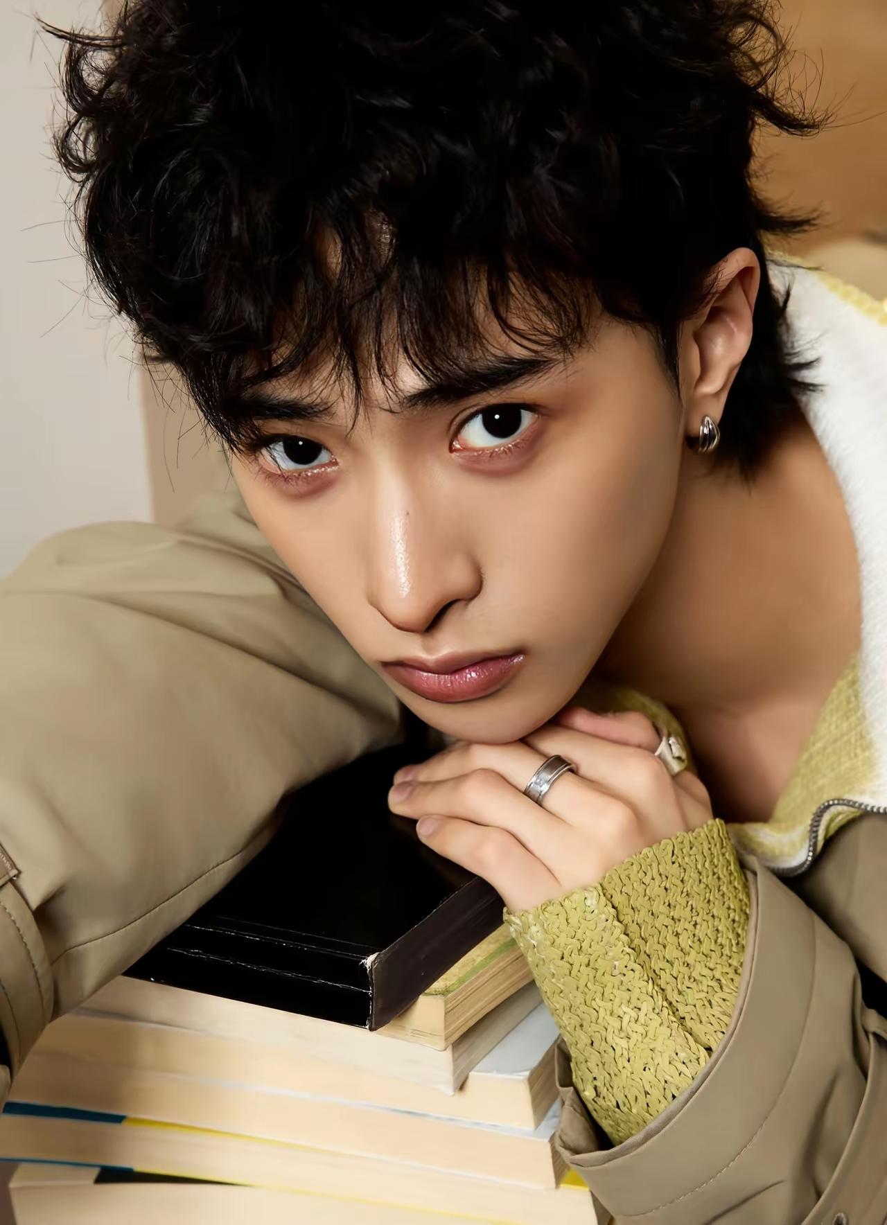 窦靖童和恩利太惊艳了！一个妩媚，一个酷飒。两人年龄相当，又都很另类，爸妈都混娱乐