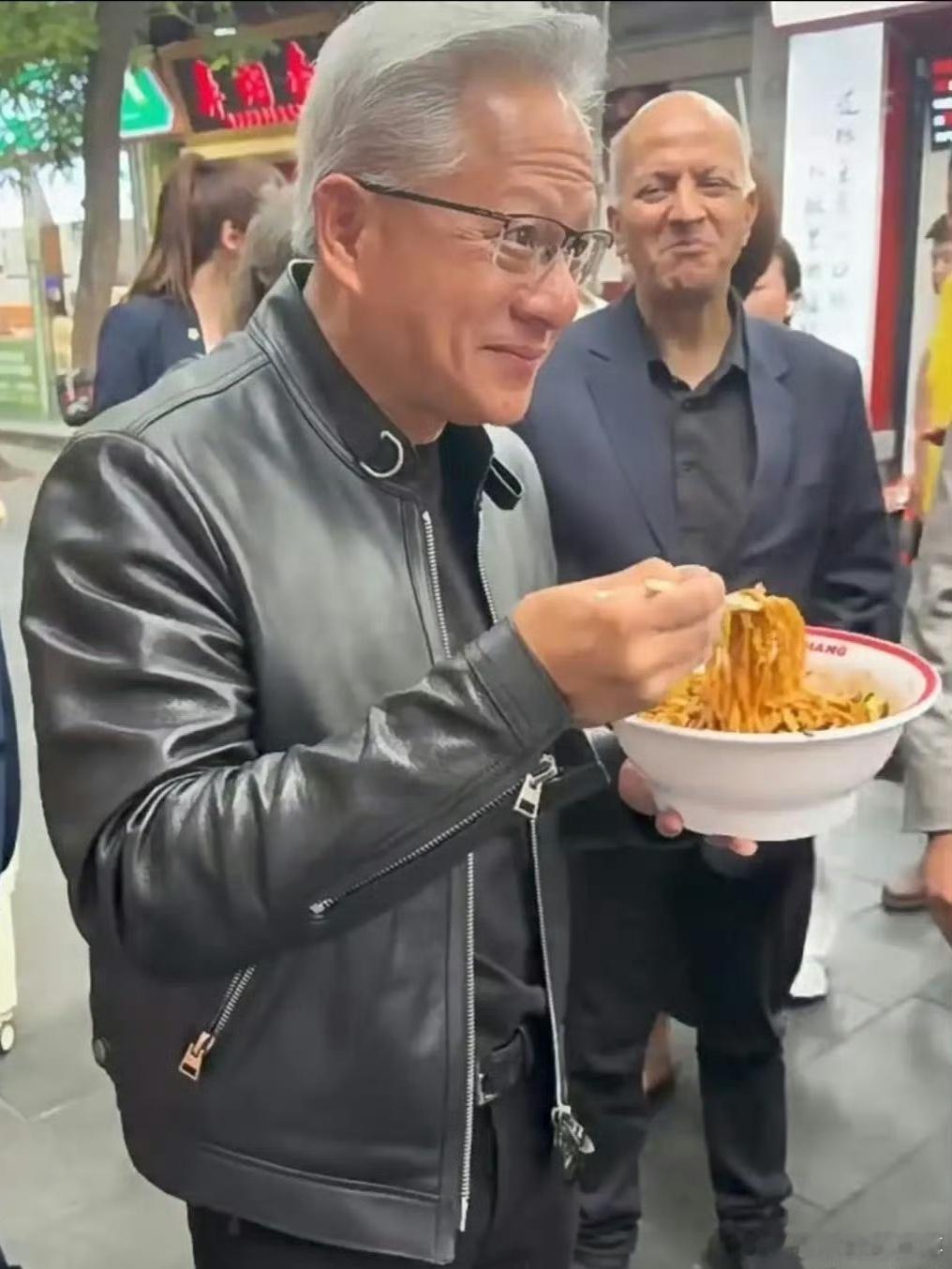 黄仁勋去吃了炸酱面 中华美食，