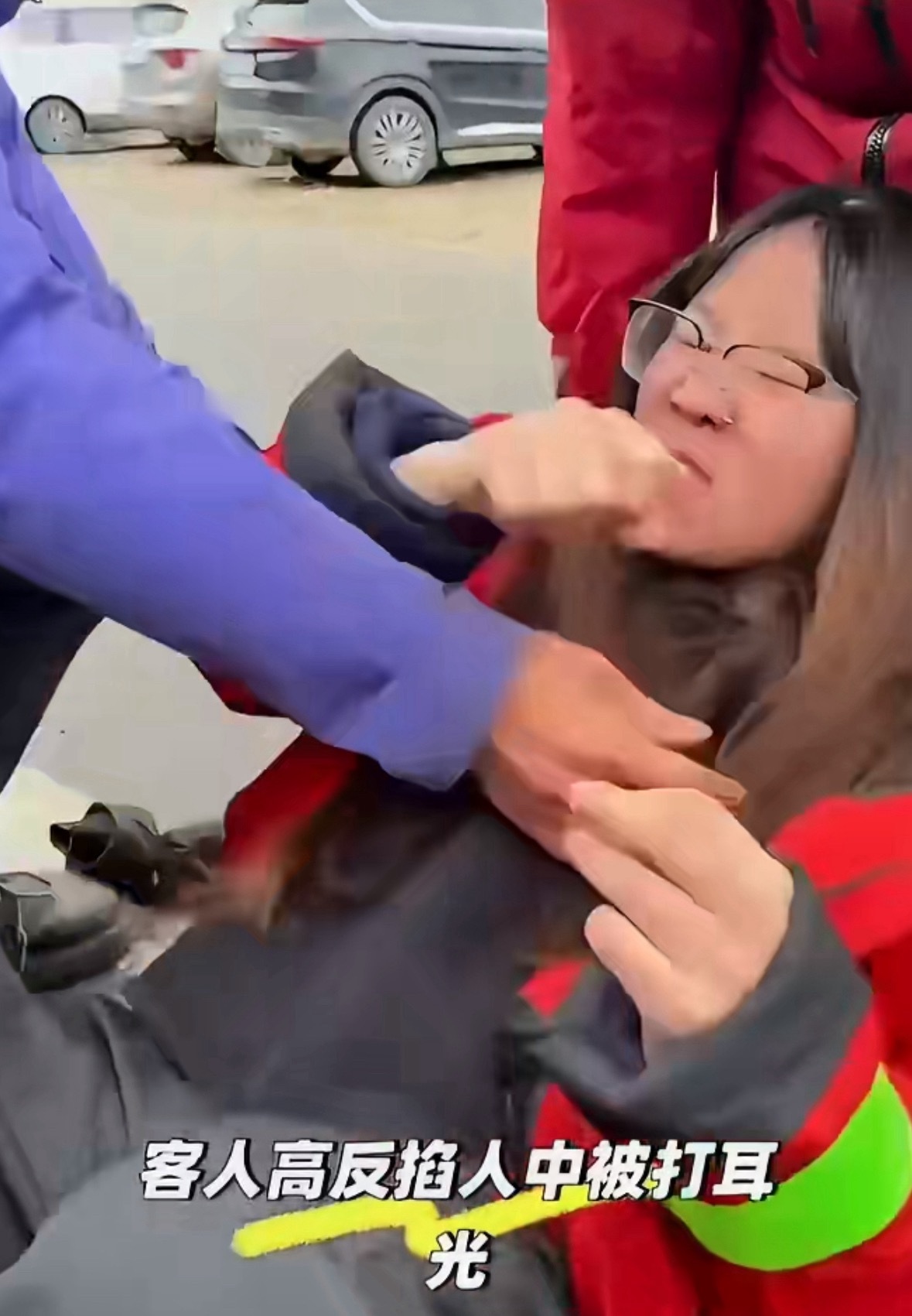 疑似男子救醒高反女子反遭掌掴滴水之恩，用拳相报，没毛病