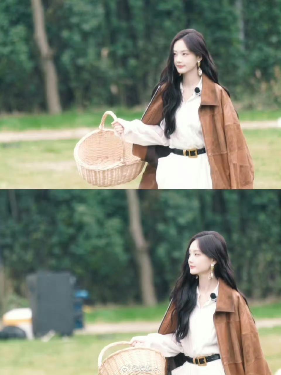 当顶光落在李一桐身上，连最挑剔的光线都变得温柔。
白衣胜雪，眉眼带笑，整个人像被