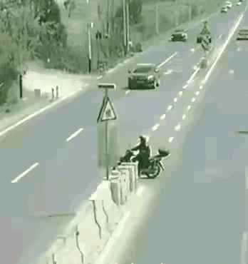 这起车祸怨谁？摩托车手随意上路，根本不看路况，黑色轿车躲闪不及，还是撞在了一起，