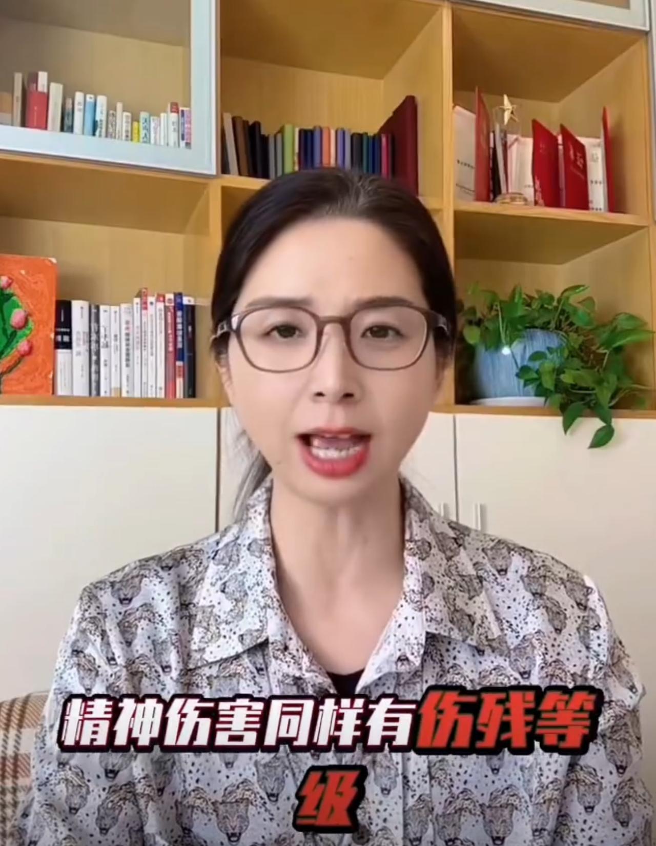 十级精神工伤！崔丽丽穿维权战袍官宣，评论区却早变了天
崔丽丽穿上那件满是屈辱的衣