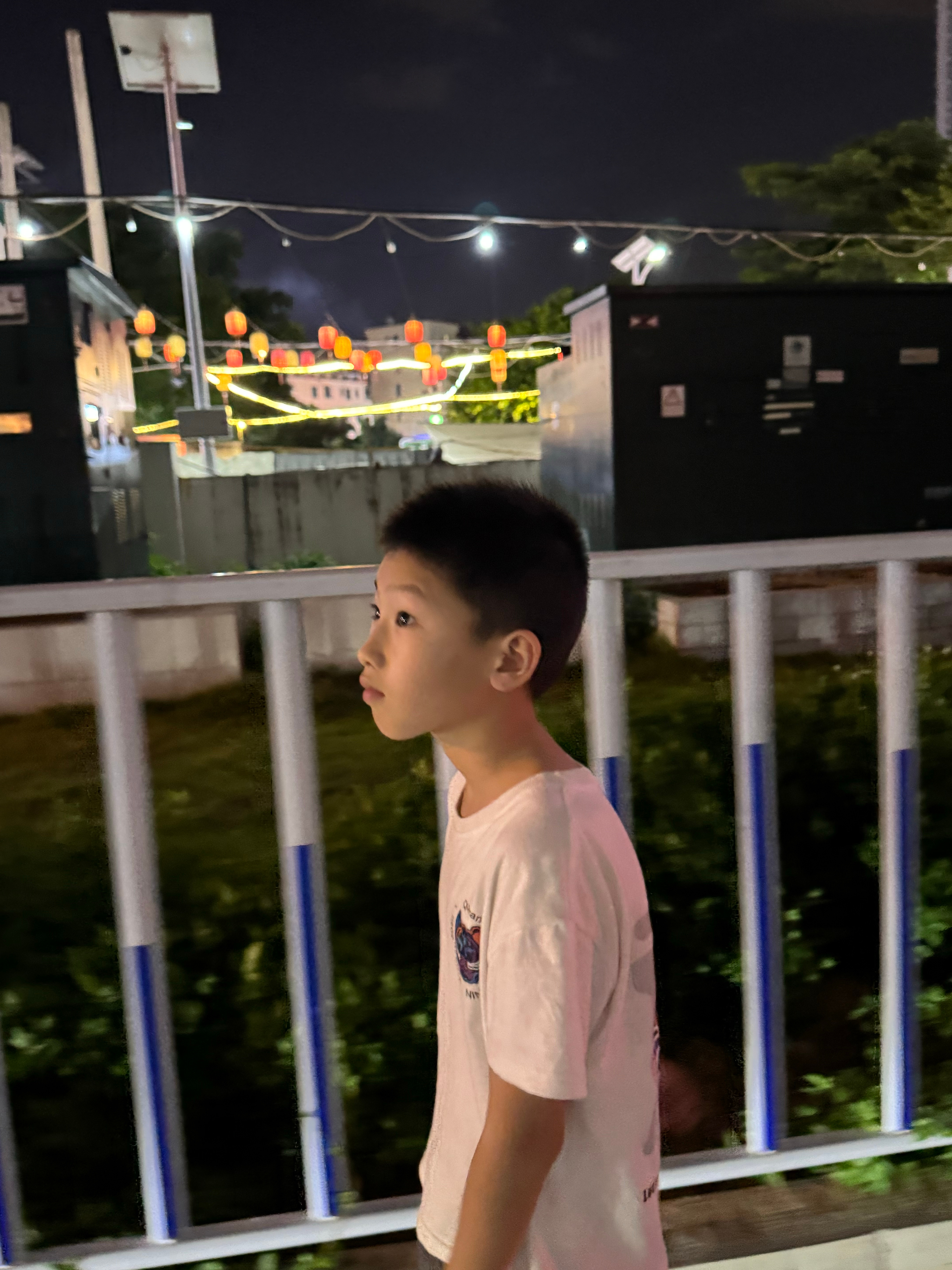 想问下大家这个情况要怎么干预啊？小孩哥现在三年级，驼背真的有点严重了。 