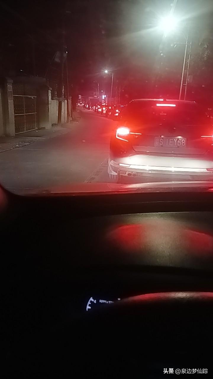 各位晚归的打工人看过来！我十一点下班，路上堵了好久，全是排队加油的车。不少人担心