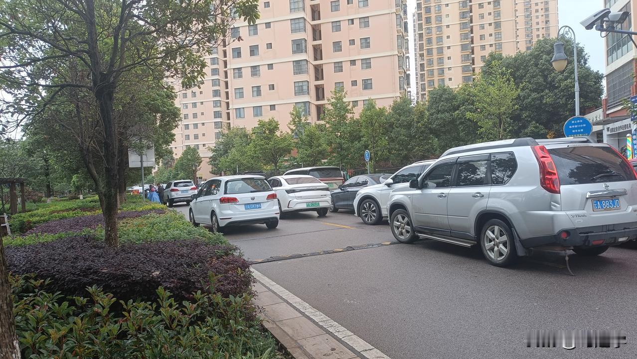 每一个中小学幼儿园到了上学或放学时间都会堵车，无一例外，当初在建校前设计师怎么没