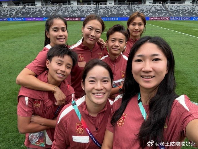 3月3日讯 在中国女足的亚洲杯首轮比赛即将开赛之际，王霜在社媒晒出了全队的多张合