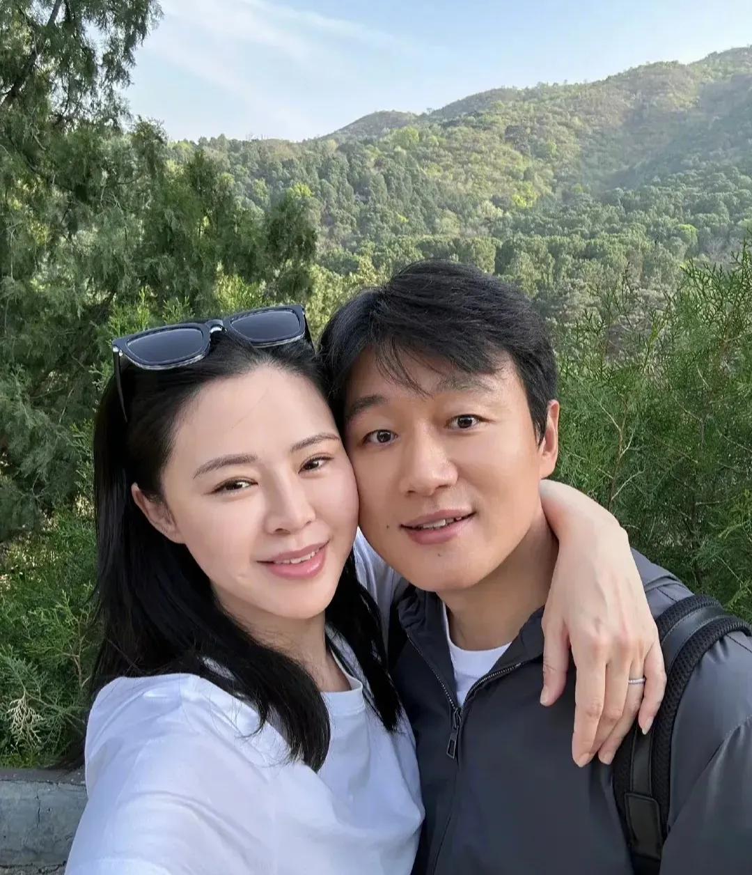 佟大为关悦最新合照曝光
两人脸贴着脸，好一个幸福样
不过真的，从结婚到现在
这一