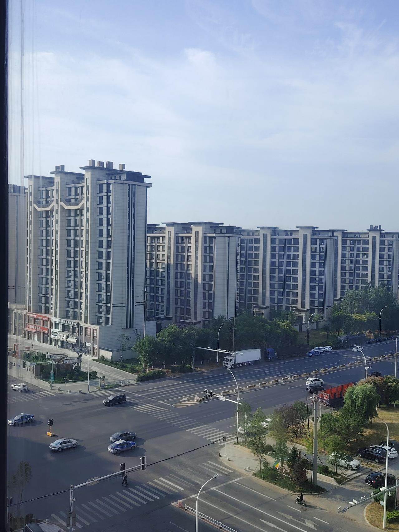 我家对面，新开发的楼盘，三年了五千户到现在入住才2000户，房子不好卖啦！