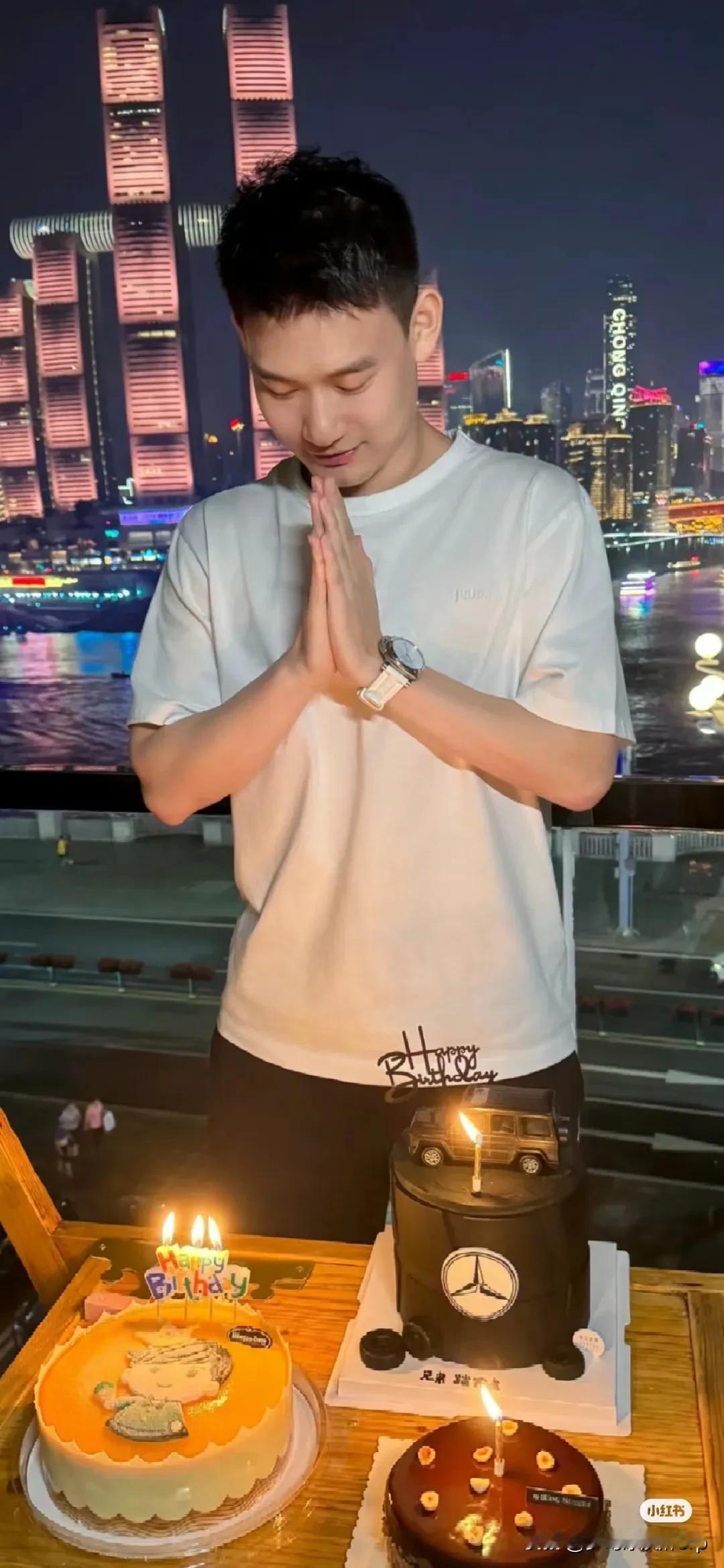 大头昨天柳丁庆祝生日
昨天柳丁生日
九九三杰一同为柳丁庆祝
满满的仪式感
三个人