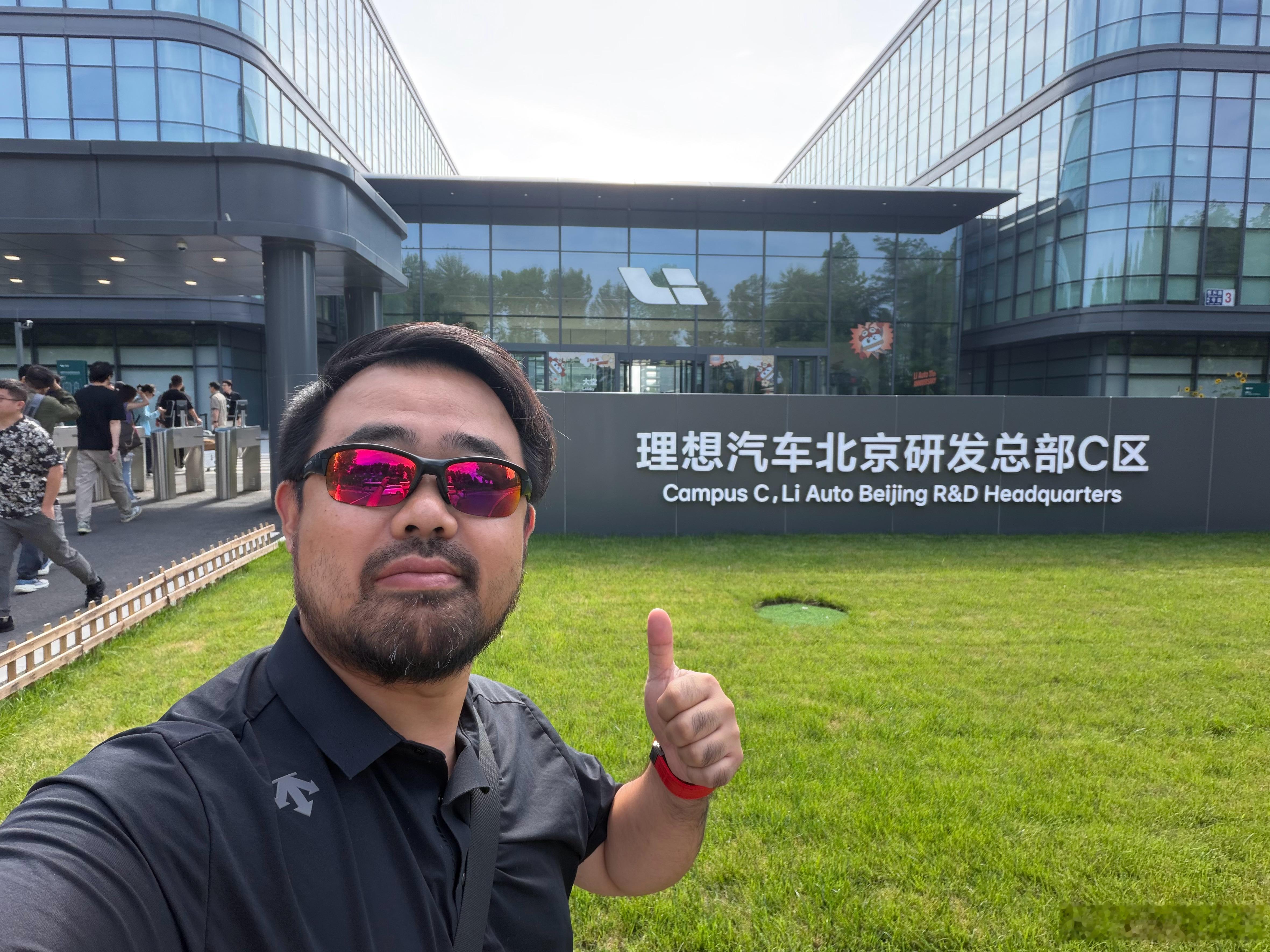 我这个年纪，也就只能在人公司门口拍个照了，真面试都过不了第一轮
