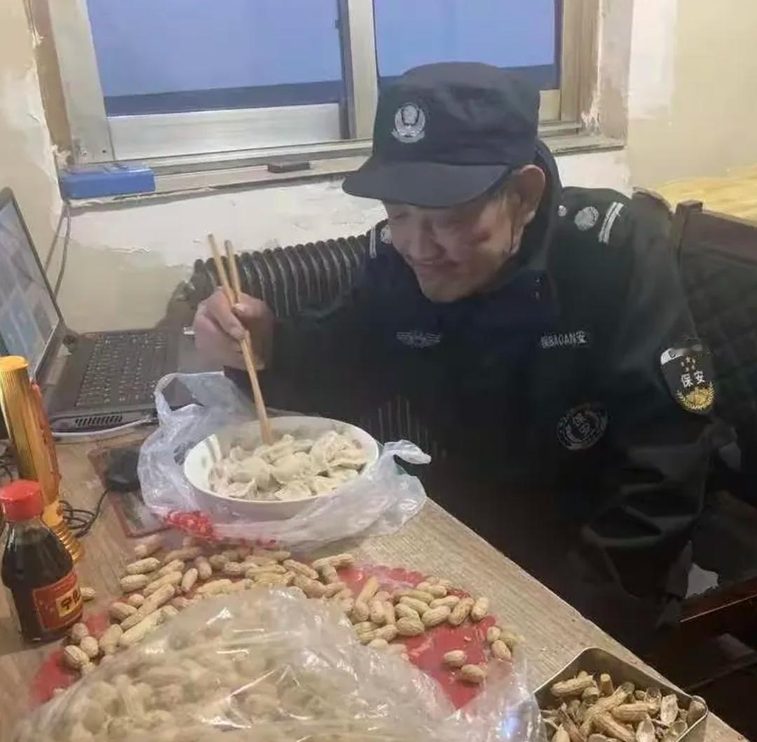 作为一名保安站岗值班时，不能邋邋遢遢，衣冠不整，弯腰驼背，没有精气神的！现在走在